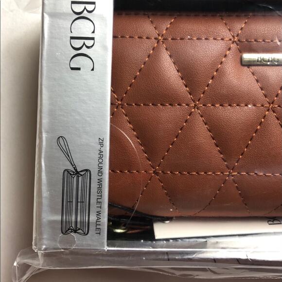 Cute BCBGeneration Tara Quilted Boxed Wristlet - Picture 8 of 10
